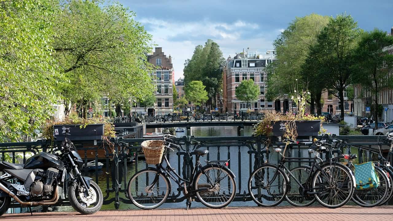 amsterdam city center canals